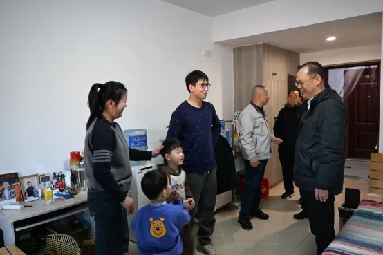 公司領導受李玉田董事長委托并代表董事長慰問節(jié)日期間堅守崗位的一線員工